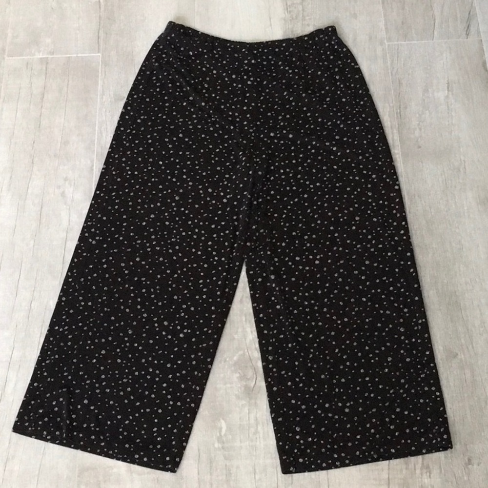 Chico’s Travelers Cropped Pants Size 2 which is L/12 - black/white